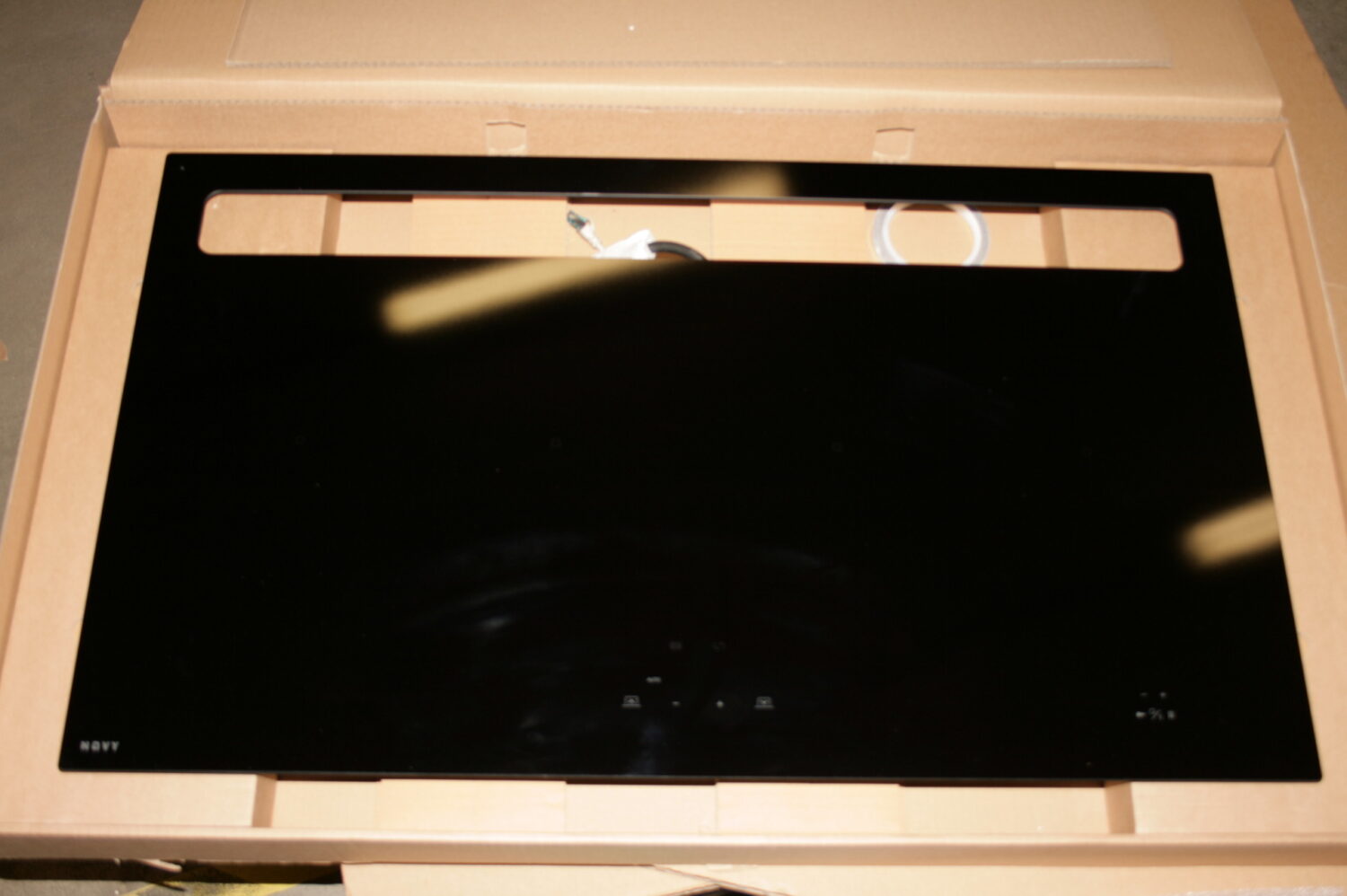 Novy | 1821 | Induction hob with built-in hood | 88 cm | Number of burners/cooking zones 4 | Yes | Black | Slider control with white LEDs. | USED, REFURBISHED, SCRATCHED