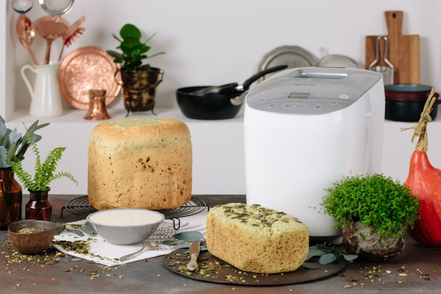 Gorenje | Bread maker | BM1600WG | Power 850 W | Number of programs 16 | Display LCD | White/Silver