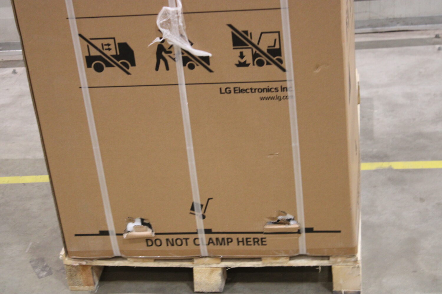 SALE OUT. LG GBV3200DPY Refrigerator, Free-standing, Bottom freezer, D, Height 2.03 m, Net fridge 277 L, Net freezer 110 L, Silver | LG Refrigerator | GBV3200DPY | Energy efficiency class D | Free standing | Combi | Height 203 cm | No Frost system | Fridge net capacity 277 L | Freezer net capacity 110 L | Display | 35 dB | Silver | DAMAGED PACKAGING, DENTS ON SIDE, BACK