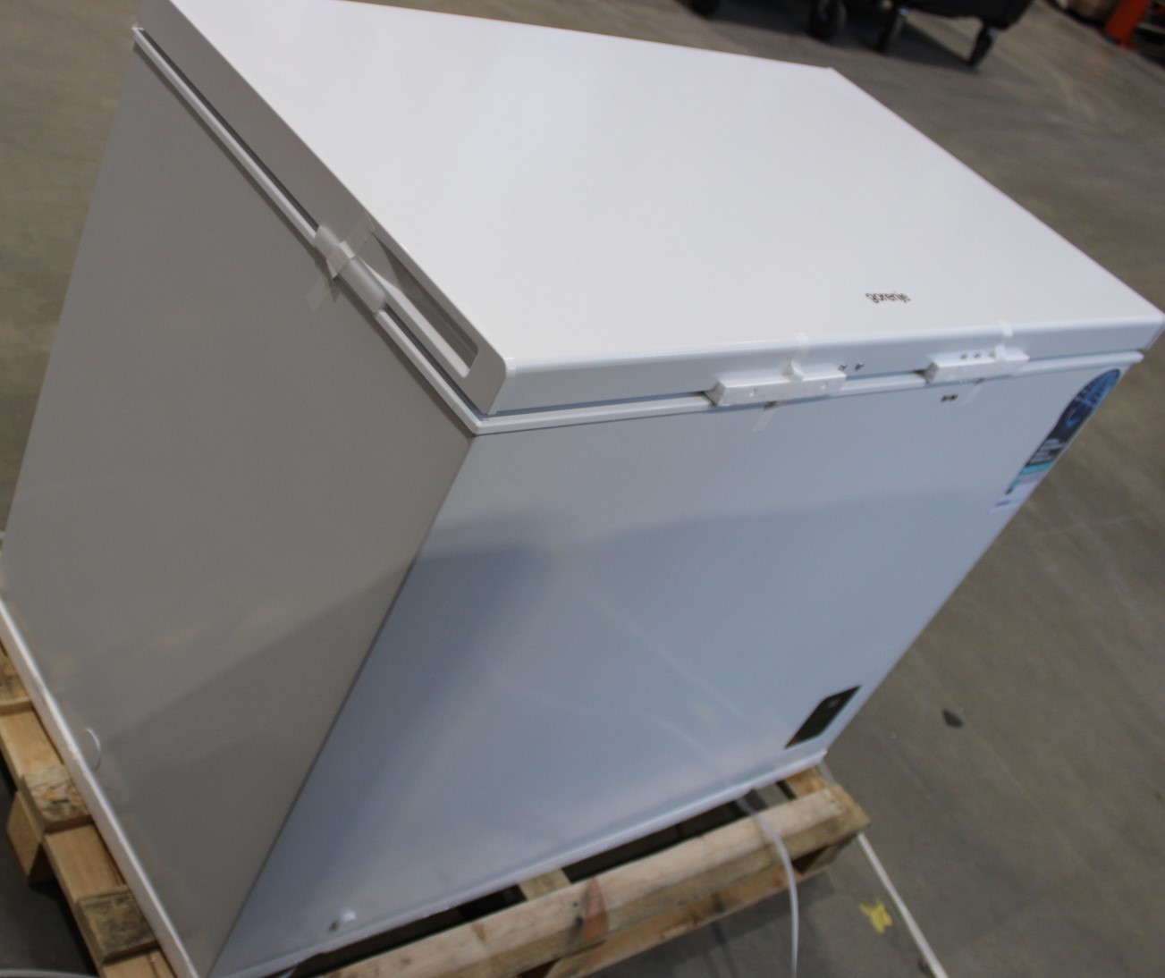 SALE OUT. Gorenje Freezer FH30EAW, Energy efficiency class E, Chest, Free standing, Height 84.7 cm, Total net capacity 297 L, White | Gorenje | Freezer | FH30EAW | Energy efficiency class E | Chest | Free standing | Height 84.7 cm | Total net capacity 297 L | Display | White | DAMAGED PACKAGING, SCRATCHED ON THE SIDE - Image 3