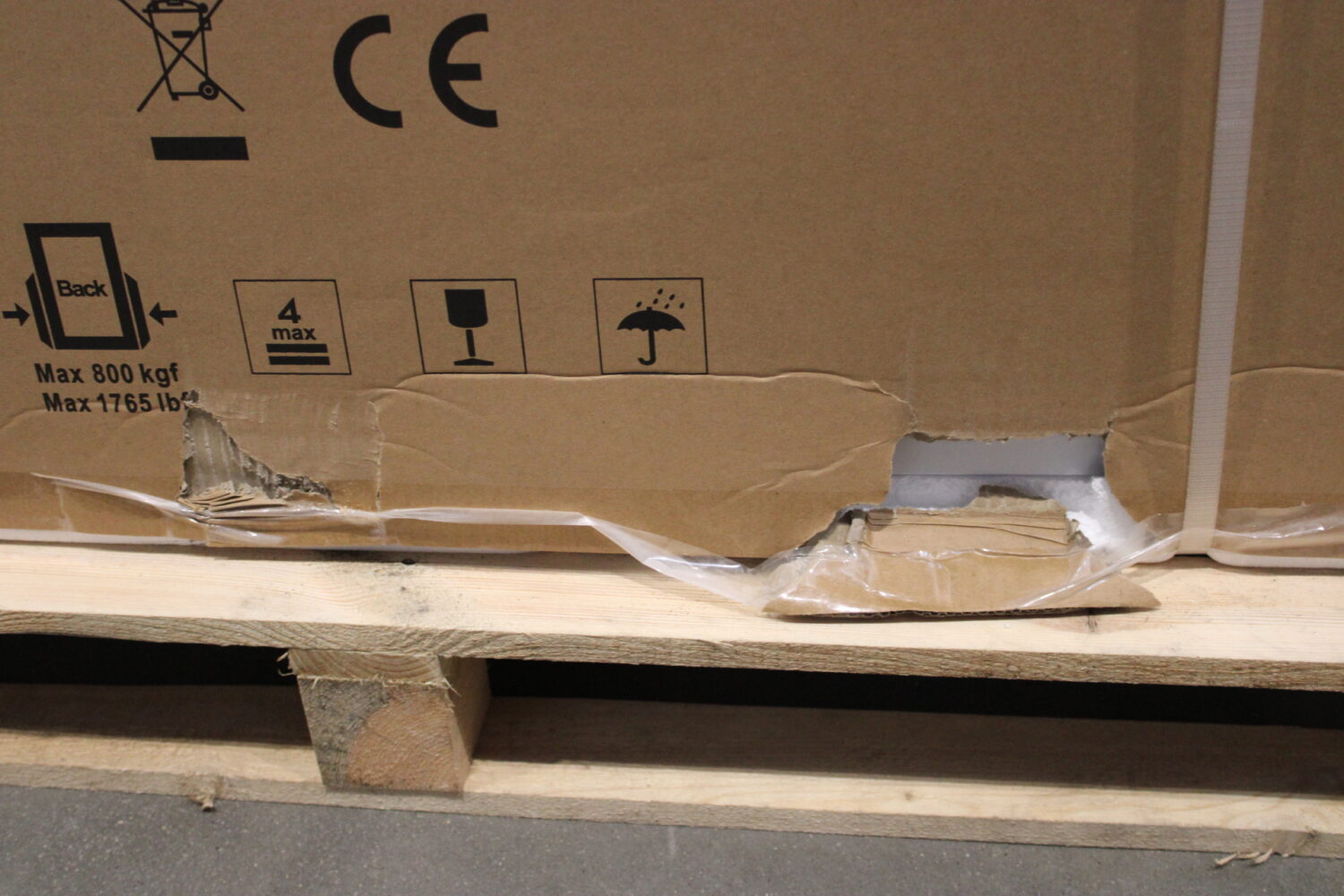 SALE OUT. Gorenje Freezer FH30EAW, Energy efficiency class E, Chest, Free standing, Height 84.7 cm, Total net capacity 297 L, White | Gorenje | Freezer | FH30EAW | Energy efficiency class E | Chest | Free standing | Height 84.7 cm | Total net capacity 297 L | Display | White | DAMAGED PACKAGING, SCRATCHED ON THE SIDE - Image 2