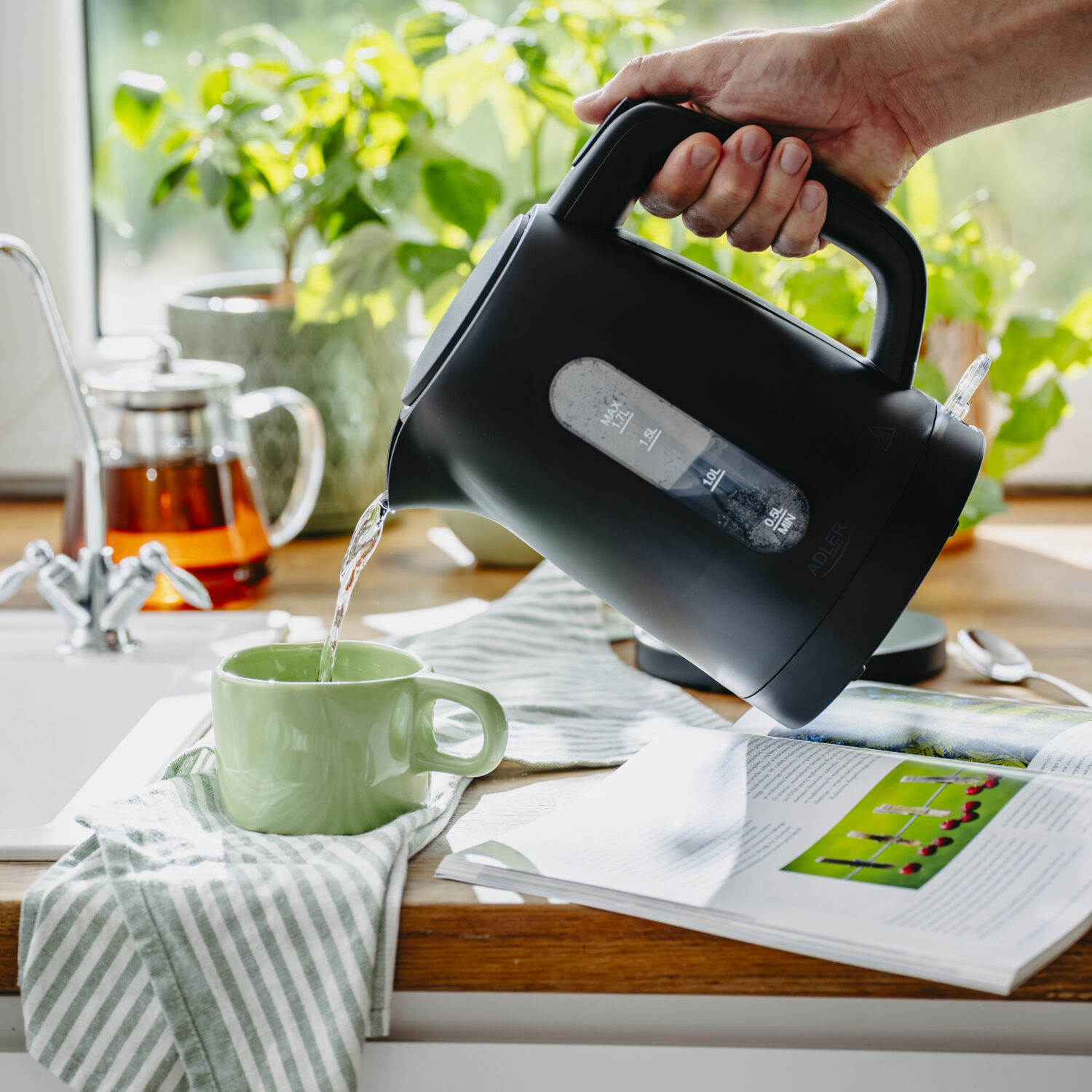 Adler Kettle | AD 1379b | Electric | 2200 W | 1.7 L | Polypropylene | 360° rotational base | Black - Image 8