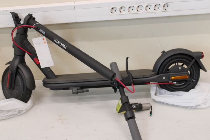 SALE OUT. Xiaomi Electric Scooter 4 Lite EU | SALE OUT. Xiaomi Electric Scooter 4 Lite EU | 300 W | 25 km/h | 8.5 " | 3 month(s) | Black | USED AS DEMO, DAMAGED PACKAGING - Image 3