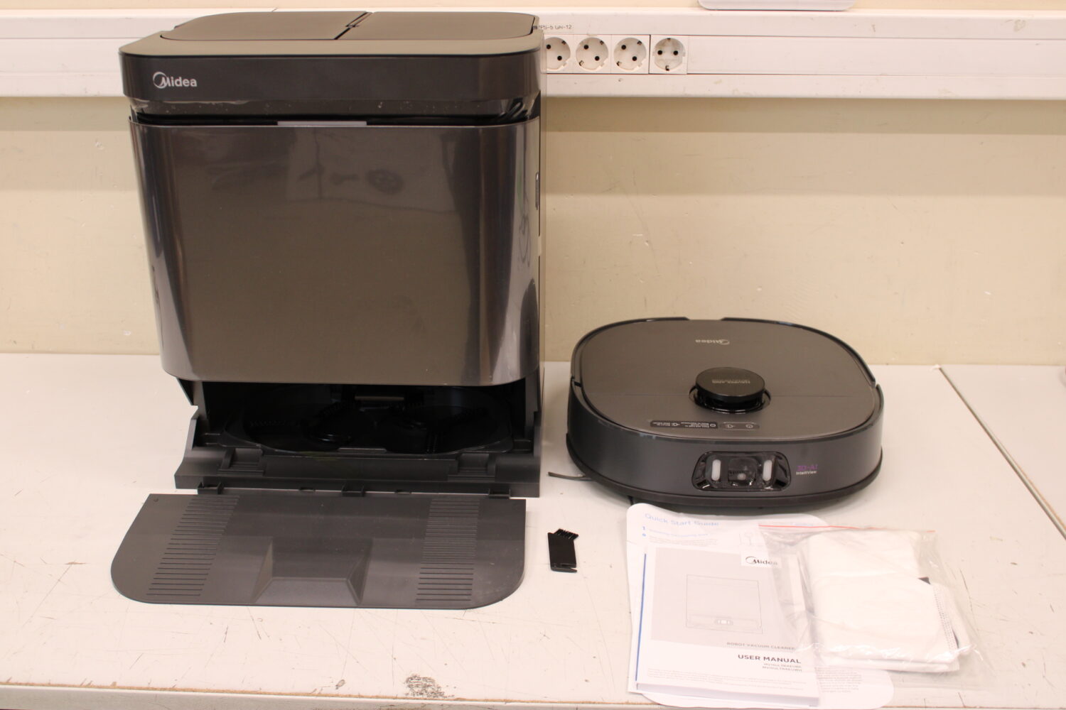 SALE OUT. Midea V15 Robot Vacuum Cleaner | Midea Robot Vacuum Cleaner | V15 | Wet&Dry | 5200 mAh | Dust capacity 3 L | 16200 Pa | Black | USED, DIRTY, SCRATCHED - Image 3