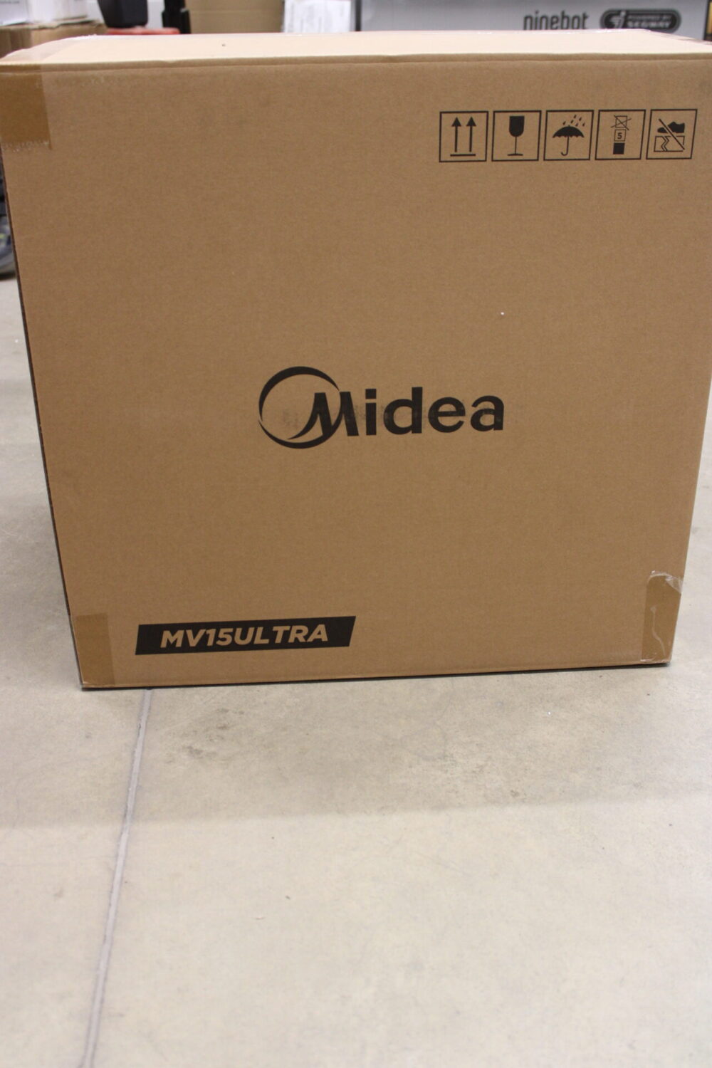 SALE OUT. Midea V15 Robot Vacuum Cleaner | Midea Robot Vacuum Cleaner | V15 | Wet&Dry | 5200 mAh | Dust capacity 3 L | 16200 Pa | Black | USED, DIRTY, SCRATCHED