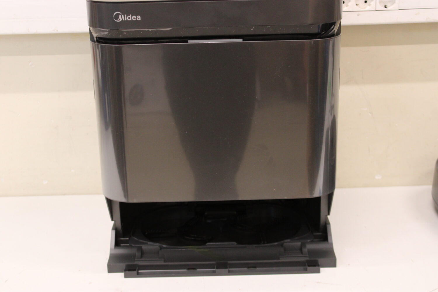 SALE OUT. Midea V15 Robot Vacuum Cleaner | Midea Robot Vacuum Cleaner | V15 | Wet&Dry | 5200 mAh | Dust capacity 3 L | 16200 Pa | Black | USED, DIRTY, SCRATCHED - Image 6