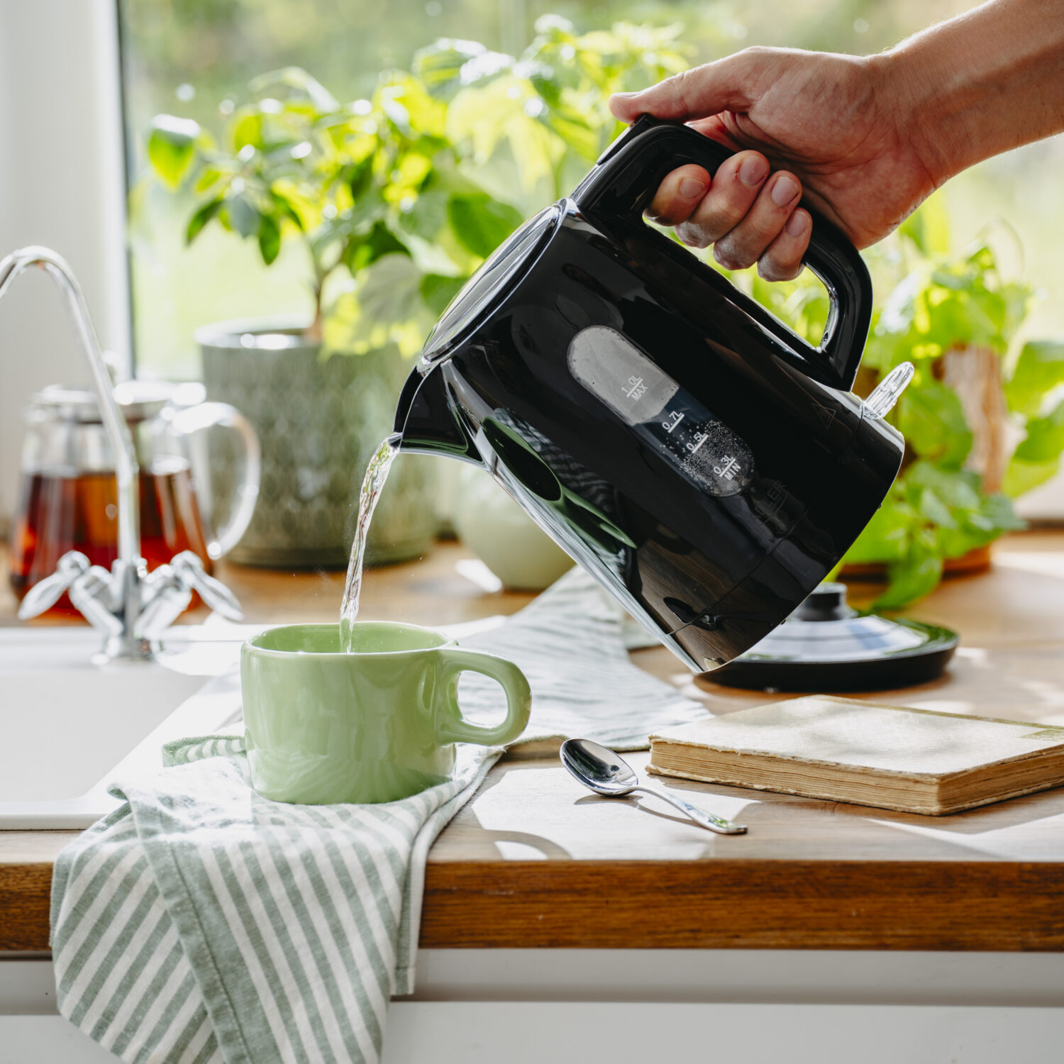 Adler Kettle | AD 1380b | Electric | 2200 W | 1 L | Polypropylene | 360° rotational base | Black - Image 10