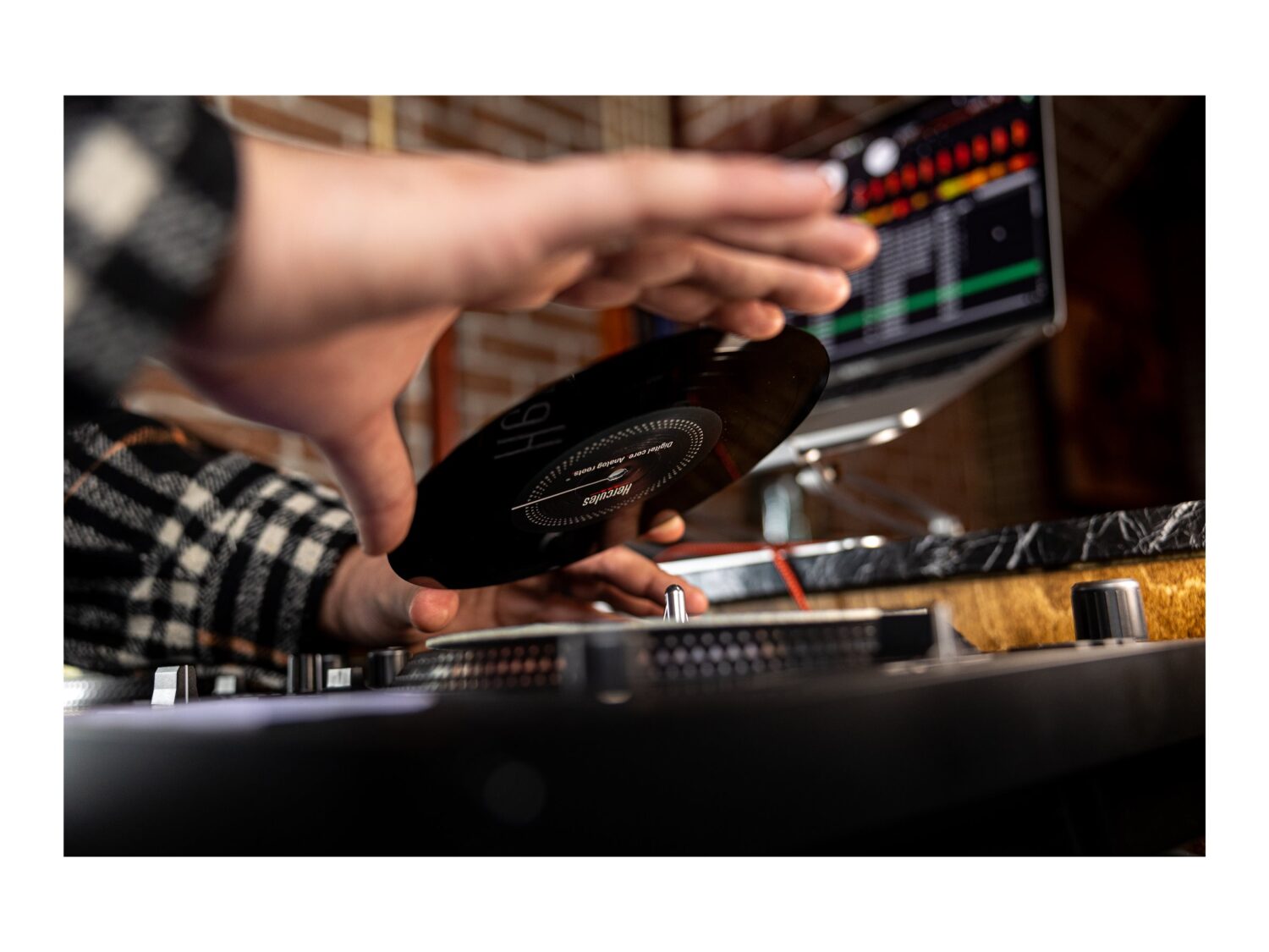 Hercules DJControl Impulse T7 | USB connectivity - Image 14